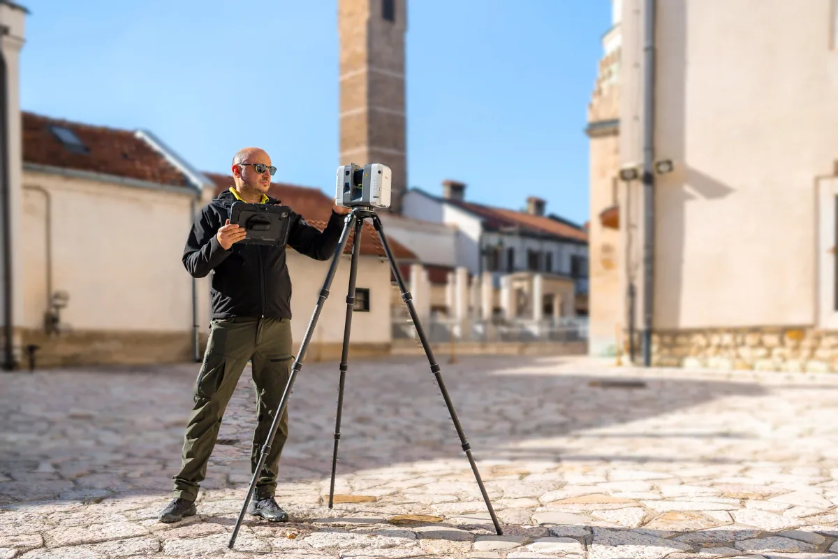 Geobiro surveyor operating a terrestrial 3D laser scanner and tablet